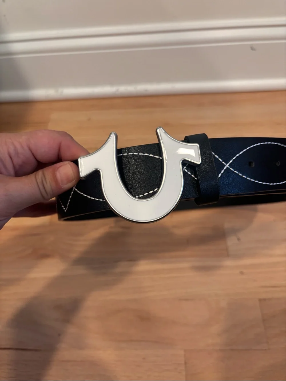 True Religion black leather belt with white horseshoe buckle & stitching size 34